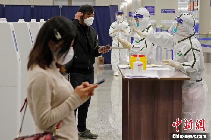 浦東機場海關(guān)人員對入境旅客信息信息核查。(資料照片) 殷立勤 攝