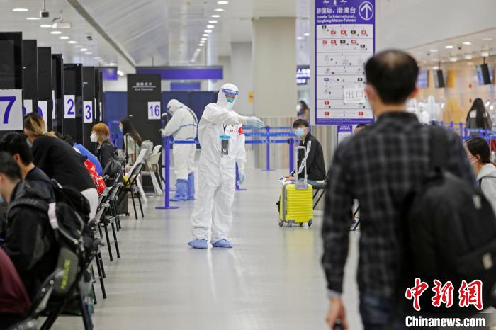 浦東機場海關(guān)人員引導(dǎo)入境旅客等待進行信息核查。(資料照片) 殷立勤 攝