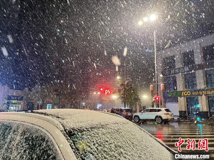 13日夜，南京迎今冬初雪?！⌒焐荷?攝