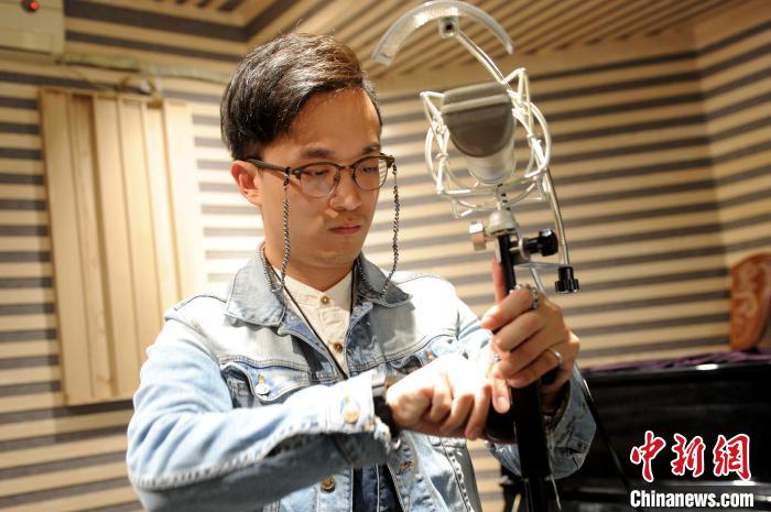 蔡鶴立在他的錄音棚工作?！埥鸫?攝