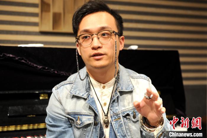 蔡鶴立介紹他的“兩岸藝術交流夢”。　張金川 攝