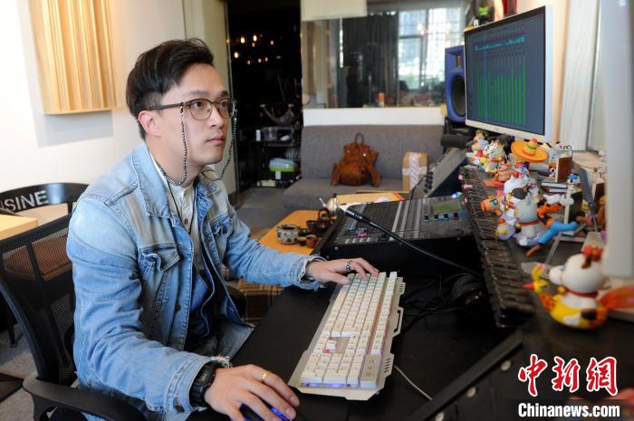 蔡鶴立在他的工作室影視后期制作?！埥鸫?攝