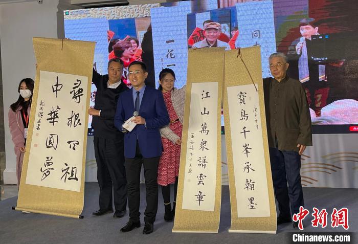 兩岸書法家展示互贈的墨寶，表達對同胞的深情和希望兩岸關(guān)系和平發(fā)展的共同心愿。　路梅 攝