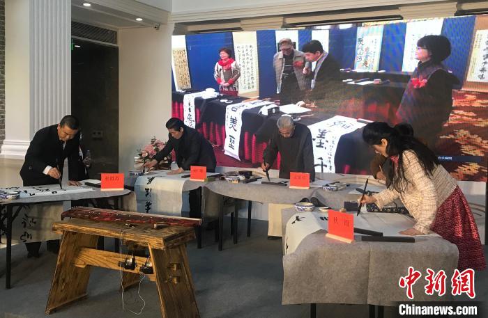 兩岸書法家分別在現(xiàn)場共同揮毫?！÷访?攝