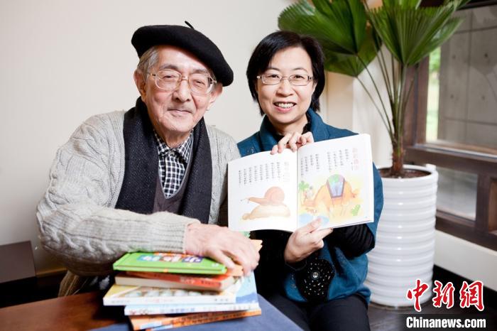 林良和三女兒林瑋一起展示他的作品?！「＝ㄉ倌陜和霭嫔绻﹫D 攝