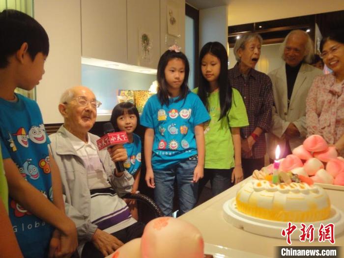 臺灣小天下出版社為94歲的林良舉辦《動物和我》新書發(fā)布會暨慶生會，文友們熱情參與。林良過生日可謂臺灣兒童文學(xué)界一大盛事?！「＝ㄉ倌陜和霭嫔绻﹫D 攝