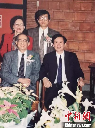 1996年12月7日，海峽兩岸少年小說研討會，桂文亞、張之路、方衛(wèi)平與林良合影。　福建少年兒童出版社供圖 攝