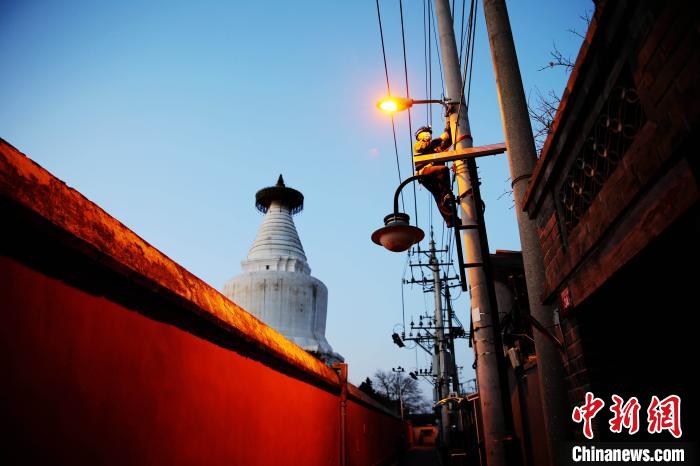 元旦前夕，北京城市照明管理中心員工檢修維護(hù)白塔寺等地區(qū)照明設(shè)施。　張超 攝