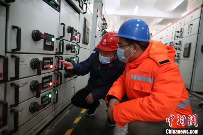北京大興供電公司與集中供暖重要客戶建立高效聯(lián)絡(luò)機(jī)制，深入一線開展用電安全隱患排查工作?！⊥醺粡?qiáng) 攝