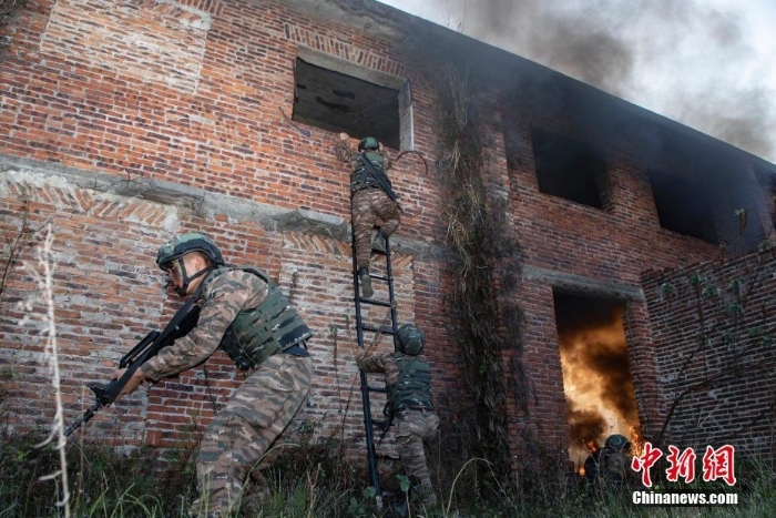 開訓(xùn)即開戰(zhàn)！直擊武警特戰(zhàn)隊(duì)員實(shí)戰(zhàn)練兵