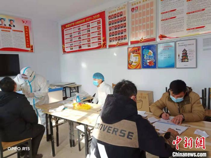 邢臺(tái)市民在進(jìn)行核酸檢測(cè)?！堸i翔 攝