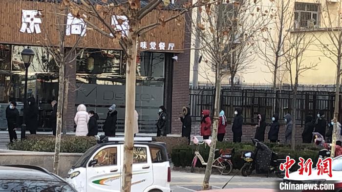 邢臺(tái)市民在排隊(duì)進(jìn)行核酸檢測(cè)?！堸i翔 攝
