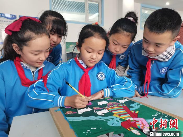圖為西寧市陽光小學(xué)學(xué)生創(chuàng)作農(nóng)民畫?！↑h明漢 攝