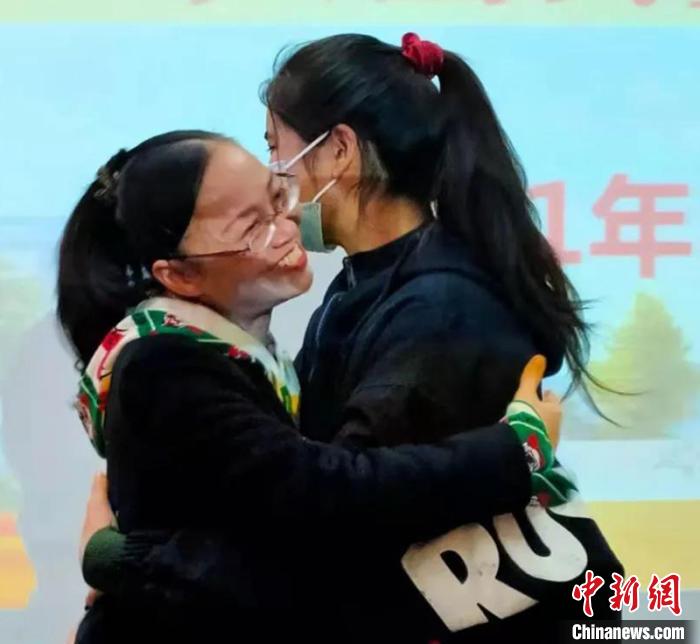 助學(xué)活動(dòng)現(xiàn)場(chǎng)，捐受雙方熱情擁抱?！±畋?攝