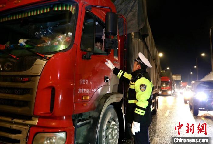 圖為貴安新區(qū)交警對(duì)駕乘人員做安全提示。吳遠(yuǎn)杰 攝