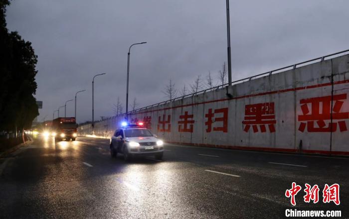 圖為貴安新區(qū)交警開(kāi)道護(hù)送車輛至安全地帶。吳遠(yuǎn)杰 攝