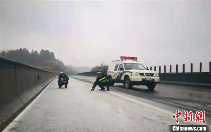 圖為交警在貴黔高速54公里長(zhǎng)轄區(qū)巡邏執(zhí)勤。貴陽(yáng)交警供圖