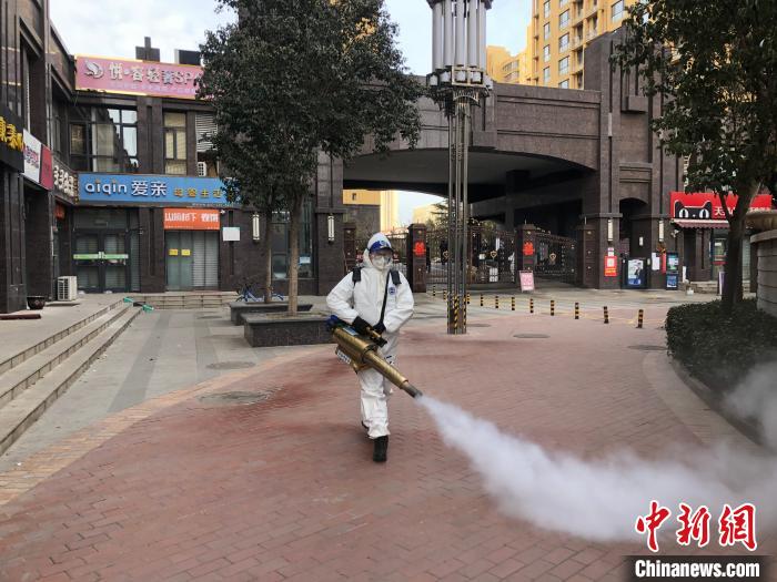 圖為藍(lán)天救援隊在譽(yù)天下社區(qū)外進(jìn)行消殺。藍(lán)天救援隊供圖