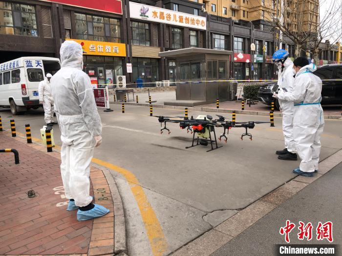圖為藍(lán)天救援隊在譽(yù)天下社區(qū)外利用無人機(jī)進(jìn)行消殺。藍(lán)天救援隊供圖