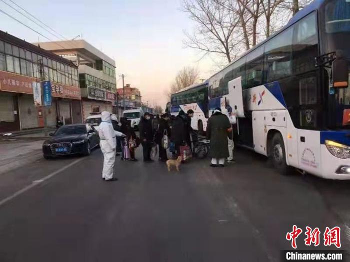 圖為小果莊村村民被轉(zhuǎn)移隔離時，警員維持秩序?！堅露Y 攝
