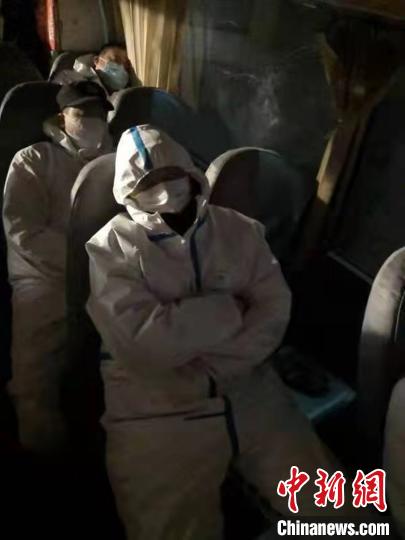 圖為藁城區(qū)增村鎮(zhèn)小果莊村疫情防控檢查站警員在車上睡覺?！堅露Y 攝