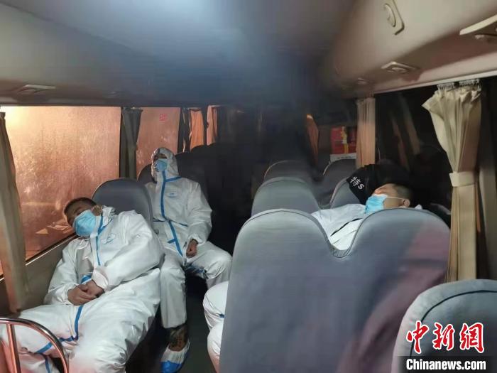 圖為藁城區(qū)增村鎮(zhèn)小果莊村疫情防控檢查站警員在車上睡覺?！堅露Y 攝