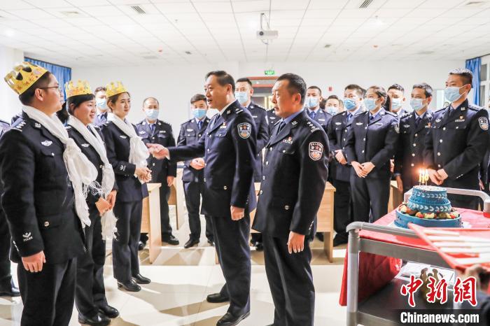 1月10日，拉薩鐵路公安處民警孫炎璽、扎西央宗、馬曉琴感受別樣的生日祝福?！↑S飛 攝