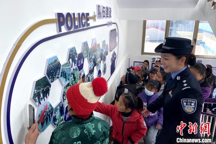 山南邊境管理支隊(duì)勒布邊境派出所舉行警營(yíng)開(kāi)放日活動(dòng)，邀請(qǐng)駐地民眾進(jìn)警營(yíng)，了解民警工作生活?！∏f冀 攝