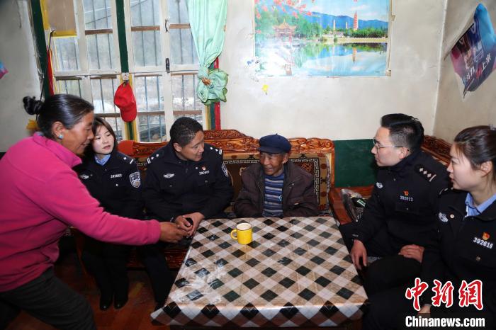 亞?wèn)|出入境邊防檢查站民警走訪慰問(wèn)轄區(qū)困難群眾?！堄陱?qiáng) 攝