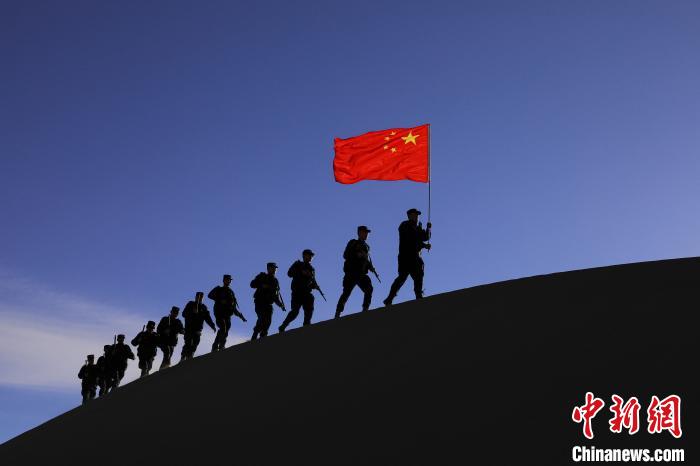 日喀則邊境管理支隊(duì)幾腳橋邊境檢查站民警在轄區(qū)開(kāi)展巡邏工作。　龍小鳳 攝