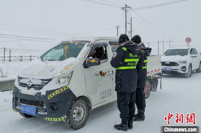 日喀則邊境管理支隊(duì)老馬泉河邊境檢查站民警頂風(fēng)冒雪執(zhí)勤檢查?！±罾?攝