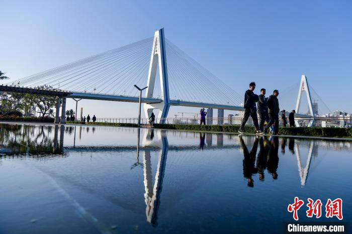 海口民眾樂享久違的冬日暖陽