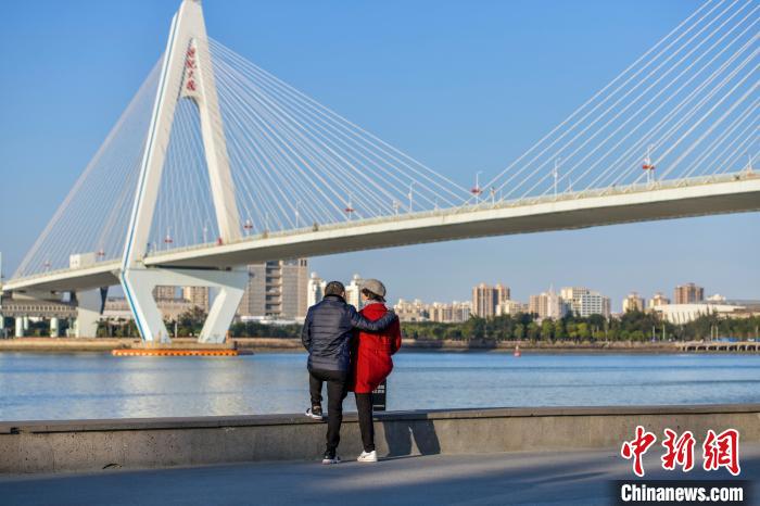 圖為一對情侶在?？跒诚硎芏张??！●樤骑w 攝