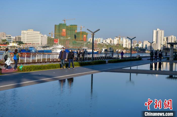 圖為市民在海口灣散步。　駱云飛 攝