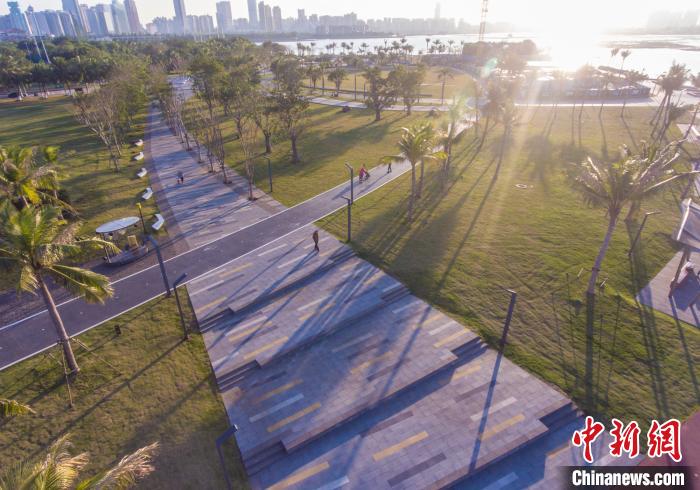 圖為航拍陽光下的?？跒呈兰o公園?！●樤骑w 攝