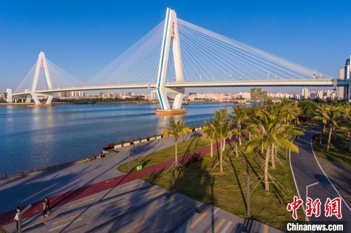 圖為航拍夕陽下的?？谑兰o大橋?！●樤骑w 攝