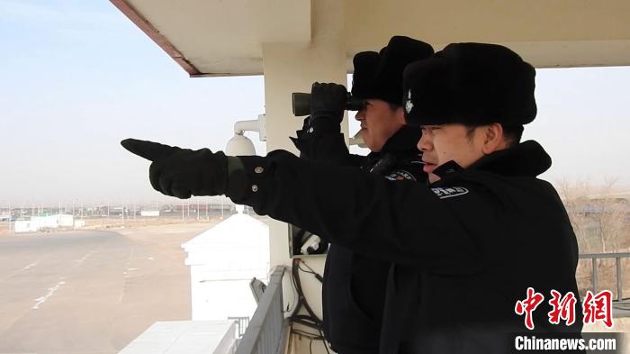 圖為甘其毛都出入境邊防檢查站民警密切關(guān)注野生黃羊和蒙古野驢動(dòng)向?！●T正翔 攝