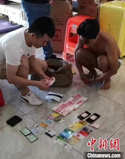 警方繳獲犯罪嫌疑人的作案工具及部分贓款?！№f崇結(jié) 攝