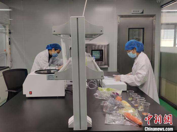 所有食材需通過農(nóng)殘檢測和微化實驗室的嚴格檢測后，方可進入倉庫和潔凈生產(chǎn)車間?！∪~秋云 攝