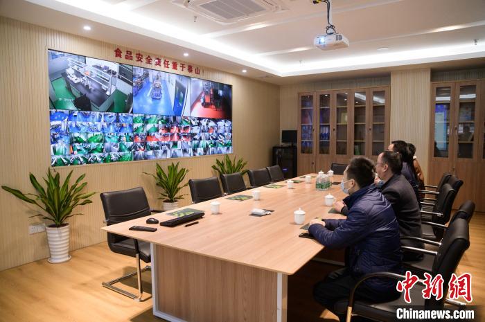 該公司建設(shè)有覆蓋整個中央廚房的智能監(jiān)控體系?！±钅宪?攝