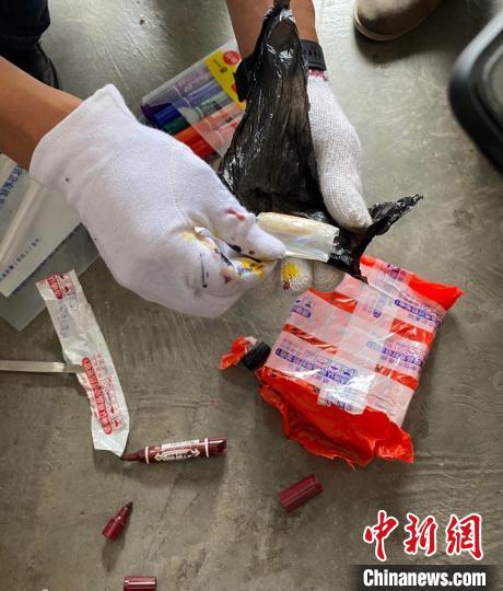 快遞中查出毒品。榮縣警方 供圖