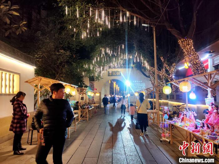 夜幕降臨，市民在福建省福州市鼓樓區(qū)西門的藏天園文化夜市散步。　葉秋云 攝