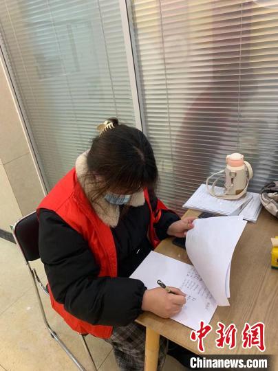 高妍在整理資料。高妍供圖
