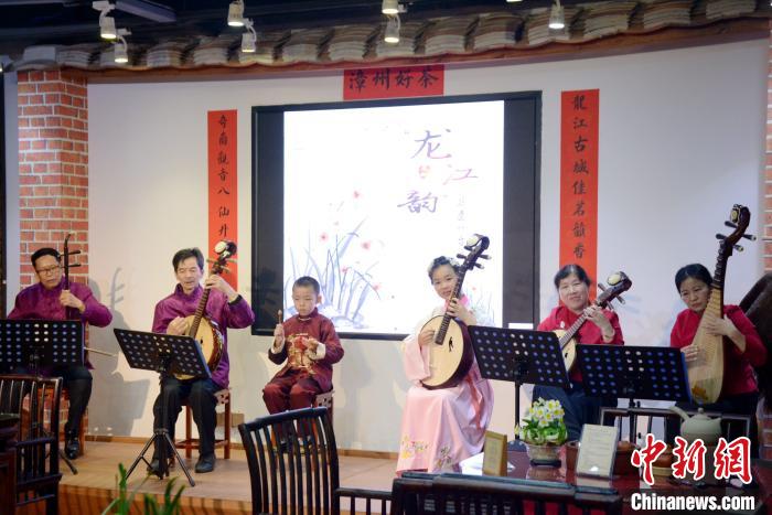 正月初一，漳州古城內(nèi)的海峽兩岸茶文化交流中心上演“非遺一臺戲”，吸引市民和游客觀看。　龔雯 攝