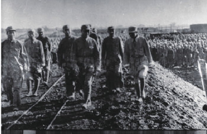 出擊隴海路戰(zhàn)役前，晉冀魯豫軍區(qū)司令員劉伯承、政委鄧小平等在檢閱部隊.jpg