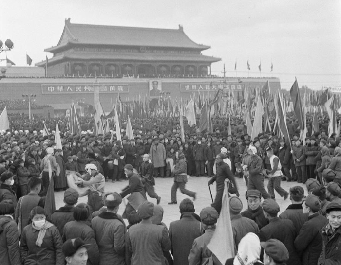 1956年1月15日，北京各界20多萬人在天安門廣場舉行慶祝社會(huì)主義改造勝利聯(lián)歡大會(huì)。新華社發(fā).jpg