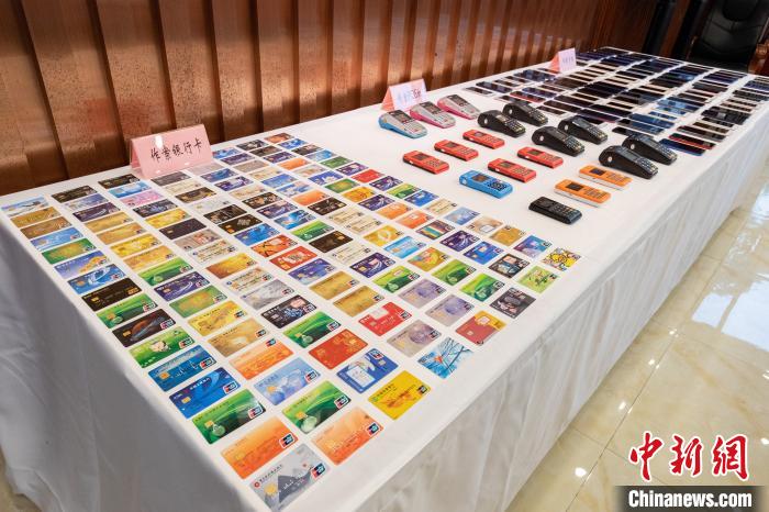 圖為警方繳獲的部分作案工具。重慶兩江新區(qū)警方供圖