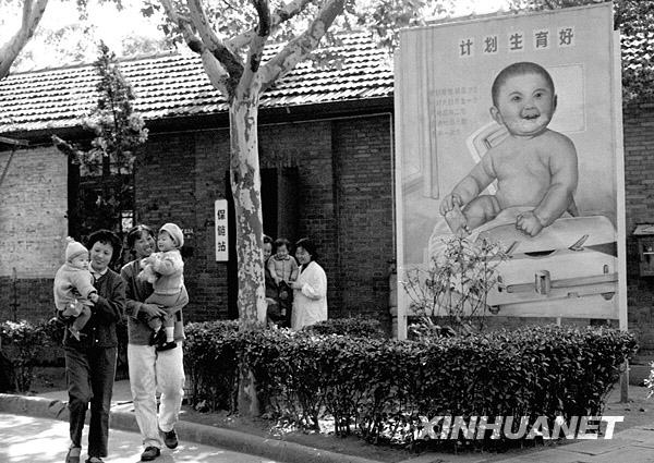 上海化學纖維廠女工帶著自己的孩子在廠保健站檢查身體（1981年2月攝）。新華社發(fā).jpg