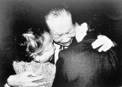 1987年11月4日，首批回大陸探親的臺胞抵達(dá)廈門。這是一位臺胞在客運碼頭，與分別多年的親人相擁而泣。.jpg
