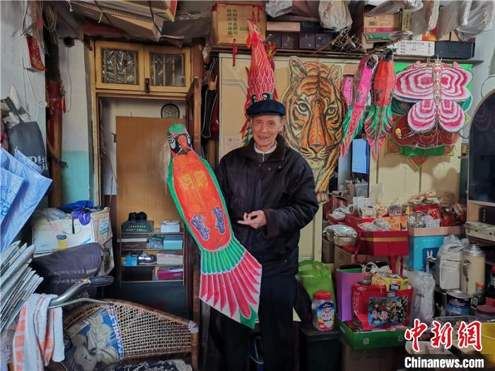 邵國強(qiáng)和他制作的風(fēng)箏?！∥坛康?攝